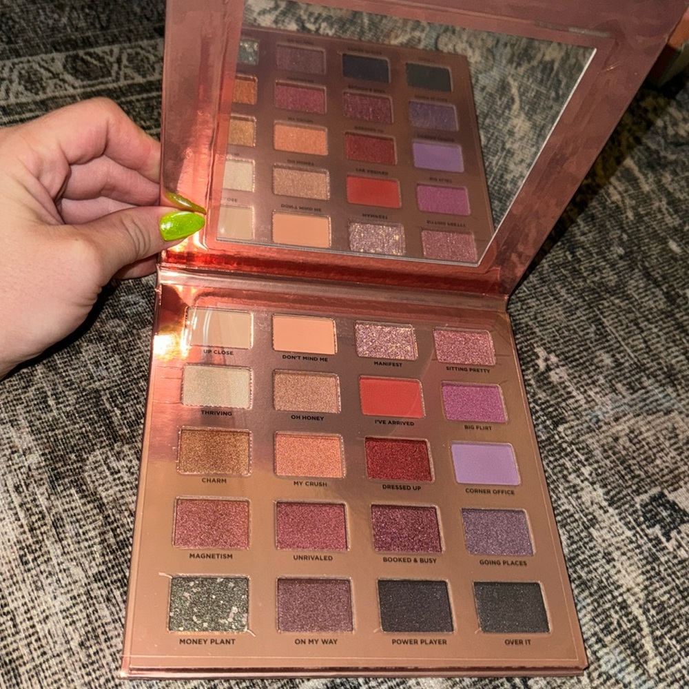 Iconic London DESK TO DANCE EYESHADOW PALETTE